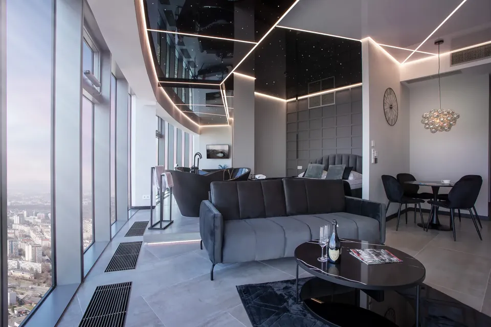 Apartament z wanną przy oknie
