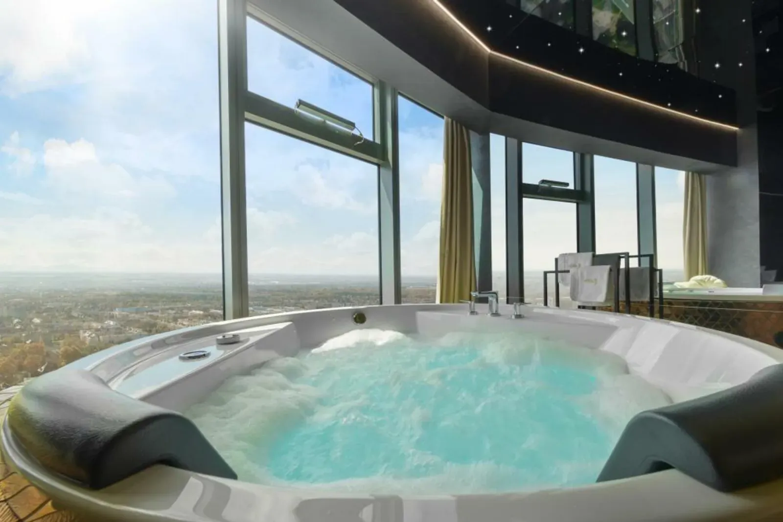 Apartament Prezydencki: jacuzzi przy oknie w świetle dnia